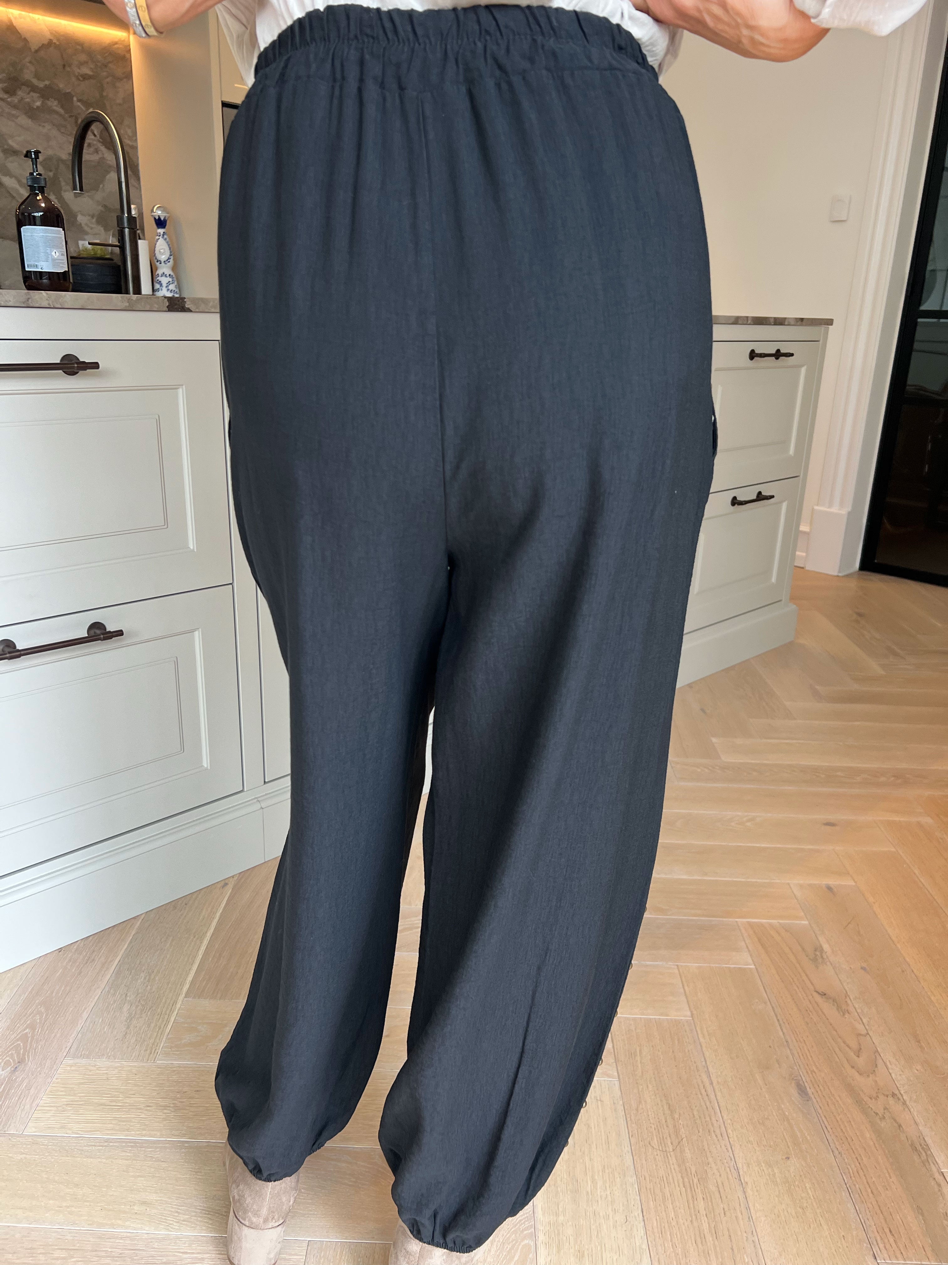 Keira - Løse og komfortable bukser i blød viskose med fine nittedetaljer